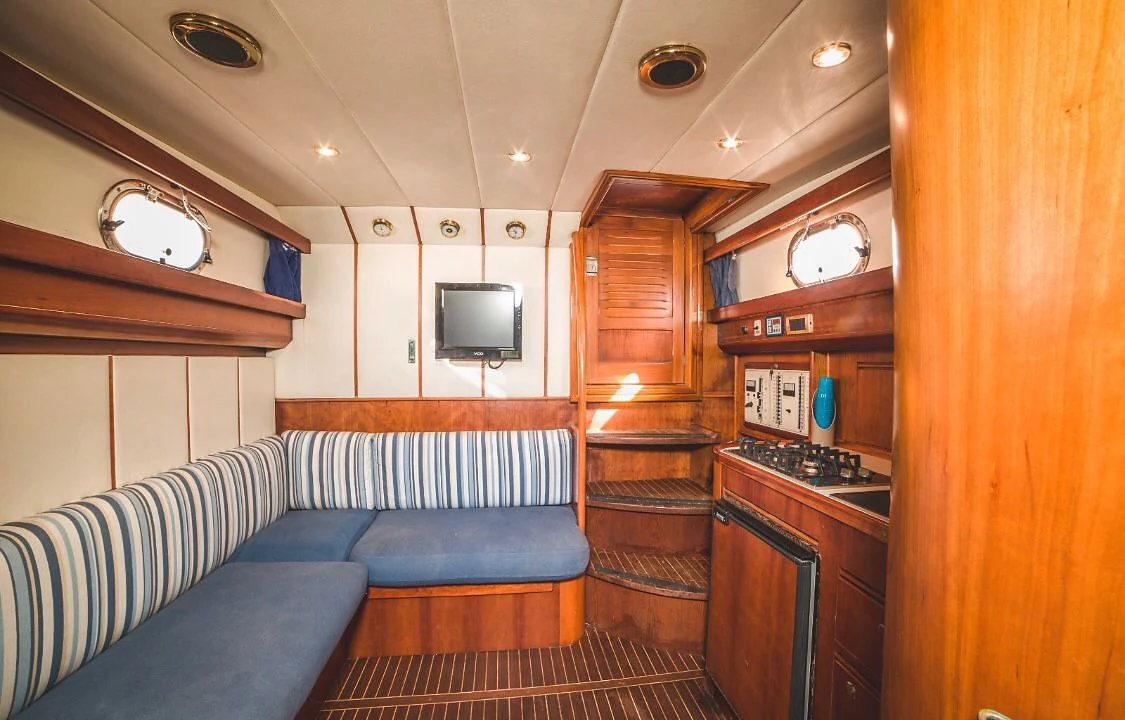 Aprea Mare 38 cockpit